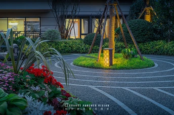 一个夜晚有花有植物的圆形花园