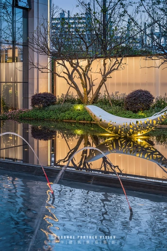 一个有喷泉的水中游泳池