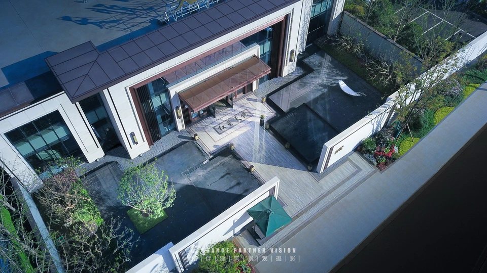 现代住宅的空中视角 后院有大型游泳池