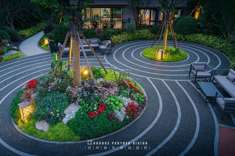 一个有树木和花卉的圆形花园