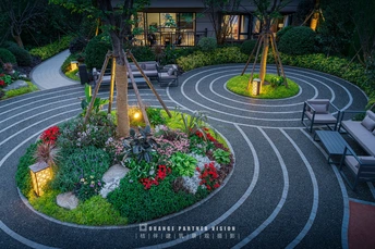 一个有树木和花卉的圆形花园