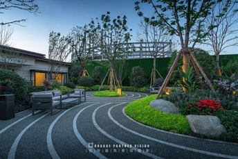 房前的一个圆形花园