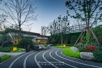 门前有一座拥有许多树木和花卉的房子。