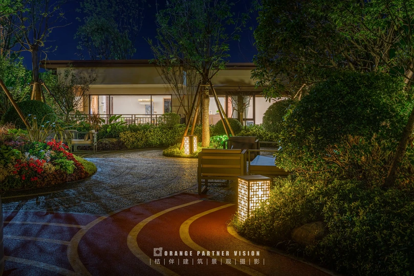 晚上有一个通向家门口的步行道和花园