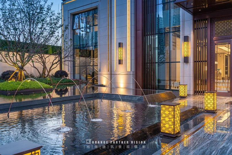 一个现代化的酒店 晚上有游泳池和水帘