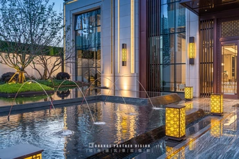 一个现代化的酒店 晚上有游泳池和水帘