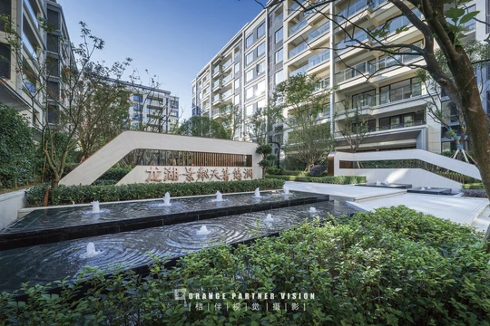 一个有喷泉的大型建筑前的庭院