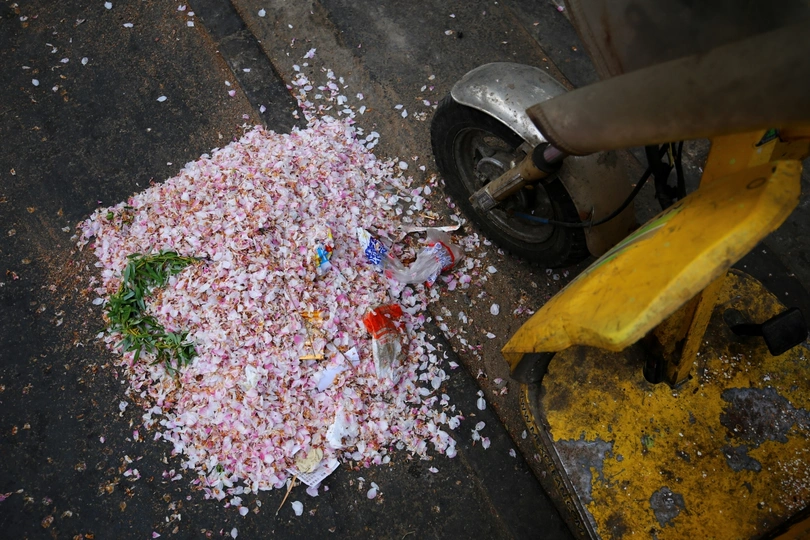 地板上的一堆粉色纸屑