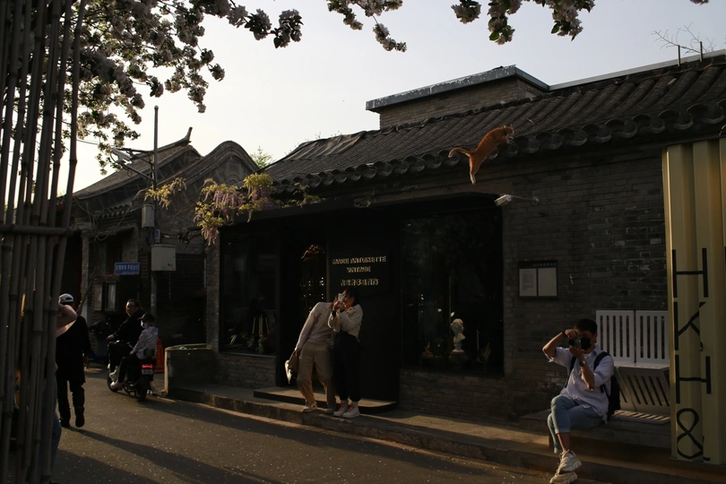 一些人在一条小街上坐在长凳上