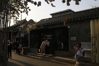 一些人在一条小街上坐在长凳上