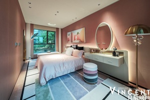 一个卧室 墙壁粉红色 床头上方有一面大型镜子。