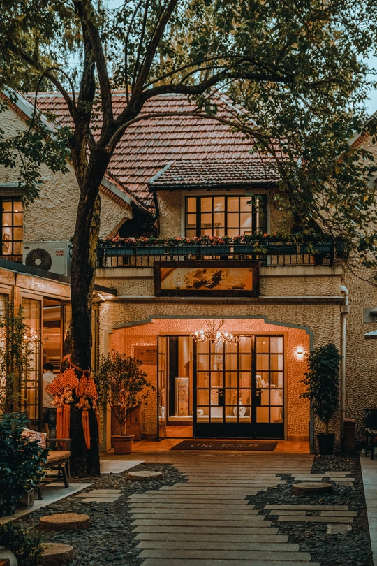 夜晚点亮的房子