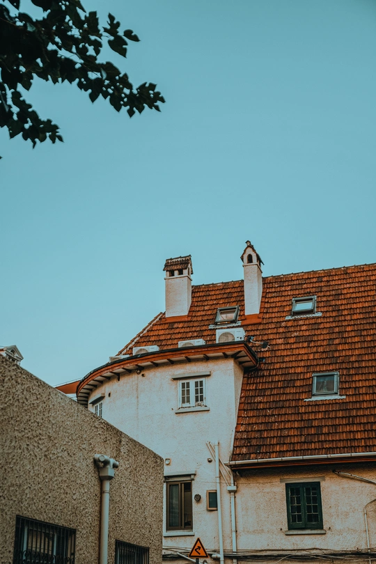 一座带有大钟的屋顶上的老建筑