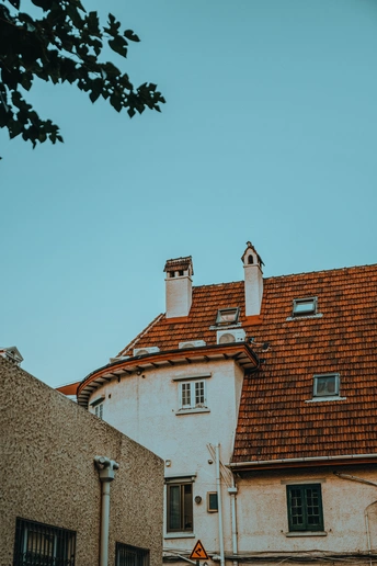 一座带有大钟的屋顶上的老建筑