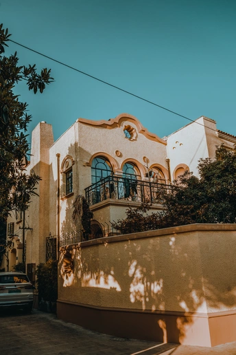 带有阳台的建筑 街道上停着汽车