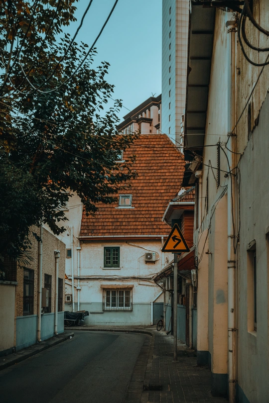 城市中的狭窄小巷 两侧都是古老的房子和高的建筑物