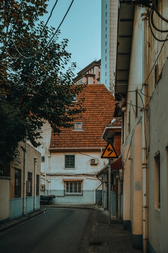 城市中的狭窄小巷 两侧都是古老的房子和高的建筑物