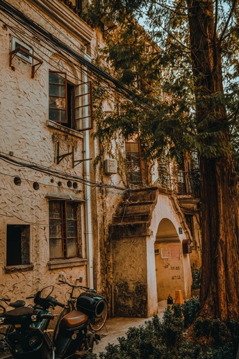 摩托车停在了一栋高楼前面