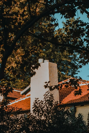 一座橙色屋顶和红色烟囱上的时钟楼