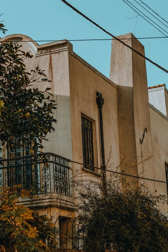 一座带阳台和树木的老建筑