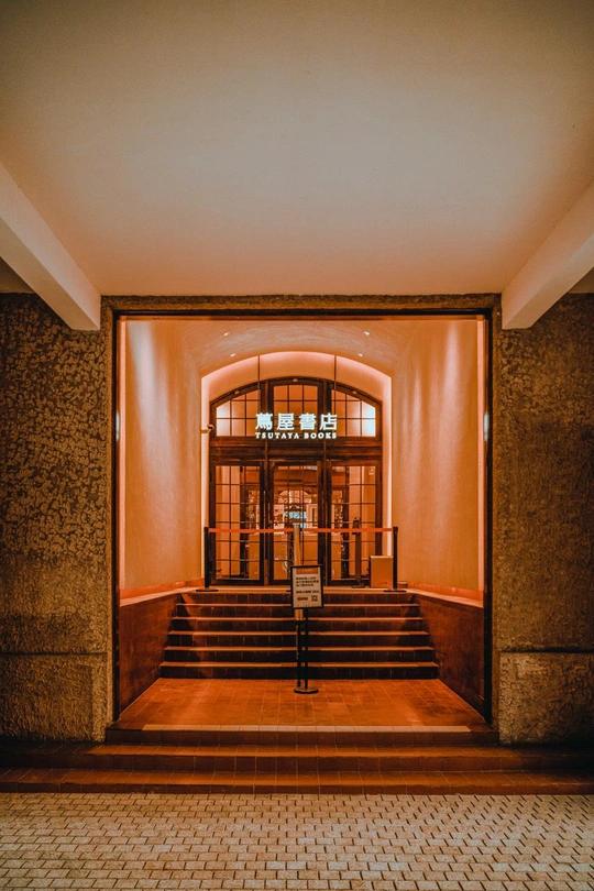 带有台阶和发光门的建筑入口