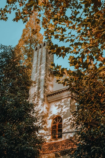 一座古老的教堂 有一座高塔和一个大窗户 窗户上有一个钟表。