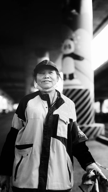 一张黑白照片 一个戴夹克和领带的男人紧握双手。
