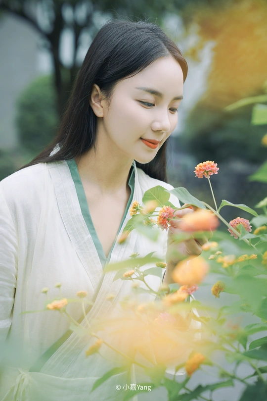 花园里穿着传统和服的年轻美女肖像