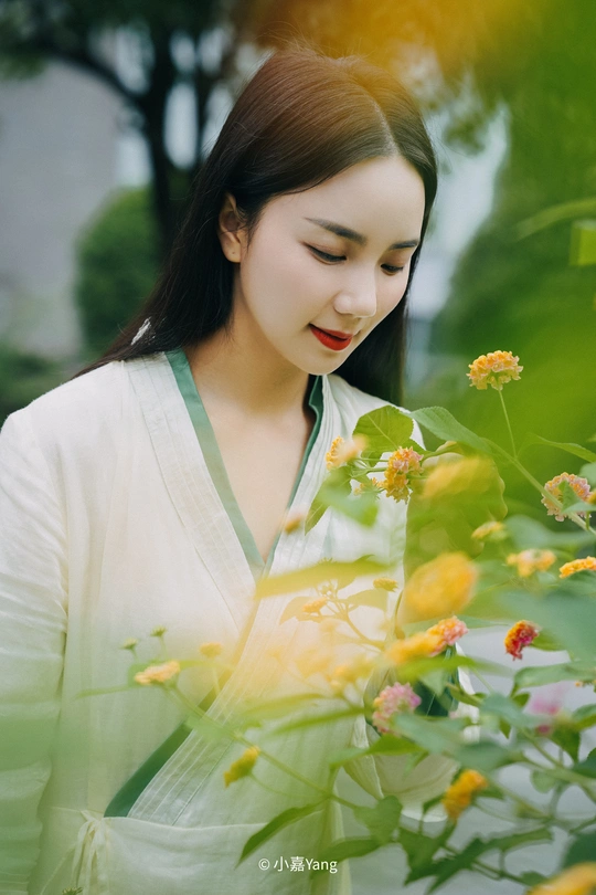 花园里穿着传统和服的年轻美女肖像