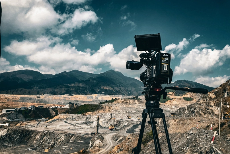 在采石场中 一个在三角架上的相机