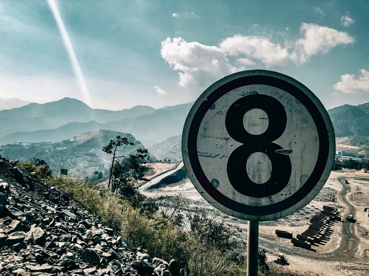 路标上有一个数字的山坡