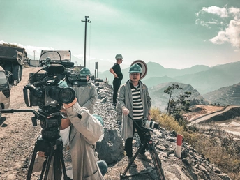 站在路边的一名男子带着相机