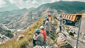 一些人在岩石山坡上站立