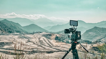 相机在脚架上 俯瞰山谷和山脉