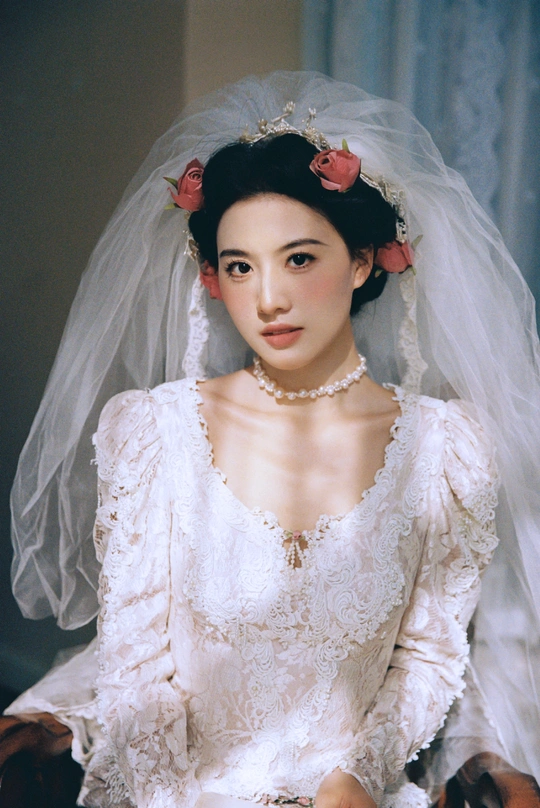 一位穿着白色婚纱和面纱的女士