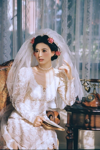 一位穿着白色婚纱和面纱的女士