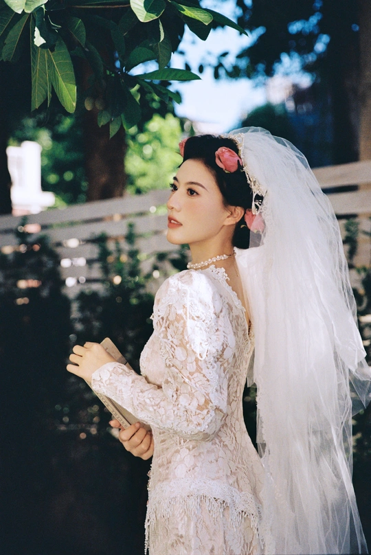 婚礼上穿着白色婚纱和面纱的女人