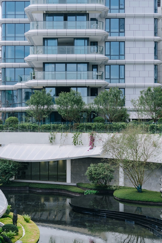 一座有高楼大厦和小池水的城市