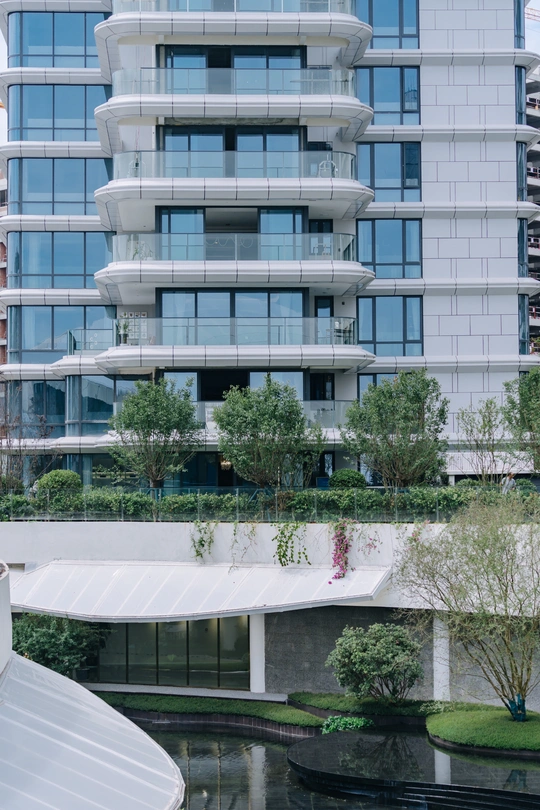 一座有大池塘的城市里的现代化公寓