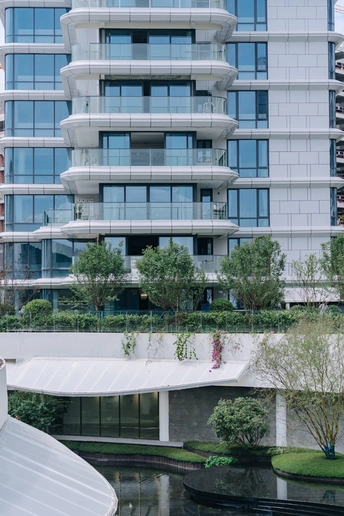 一座有大池塘的城市里的现代化公寓