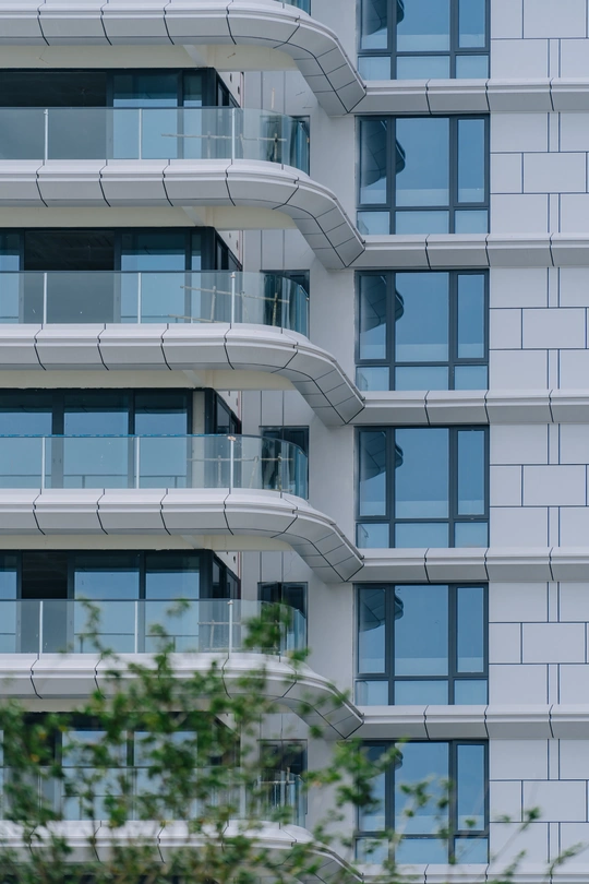 有大窗户和阳台的高公寓楼