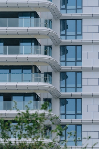 有大窗户和阳台的高公寓楼