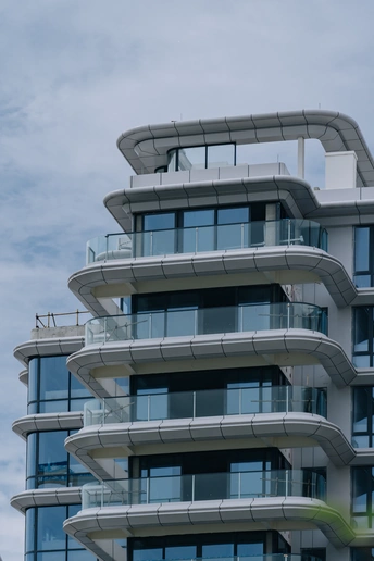 蓝天下有阳台的大公寓楼