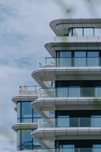 有阳台的高楼大厦的照片