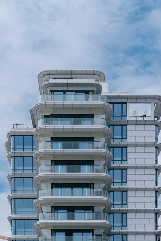 蓝天前的一座高楼