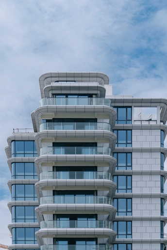 蓝天前的一座高楼