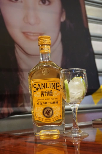 一瓶酒精和一个玻璃杯放在桌子上