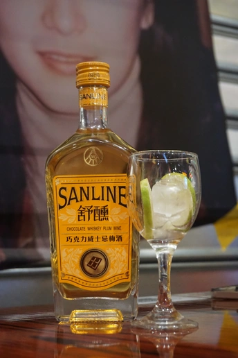 一瓶酒精和一个玻璃杯放在桌子上