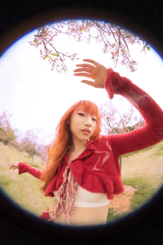 一位妇女站在田野中 伸出手