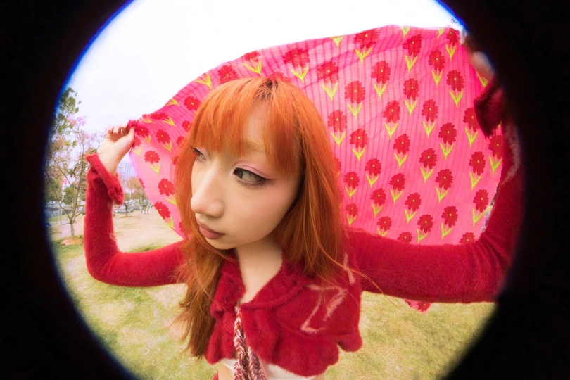 红发女孩 红发 持粉色雨伞